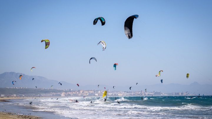 Les meilleurs spots pour apprendre le kitesurf en Europe