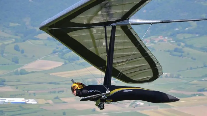 Quelle est la différence entre le parapente et le deltaplane ?