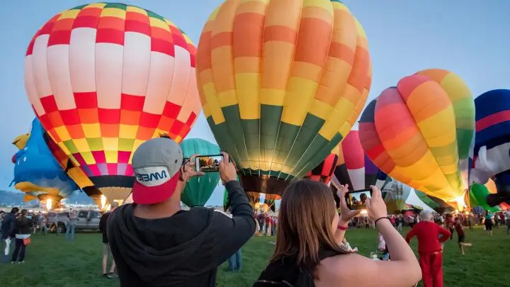 Guide pour assister au Festival international de montgolfières de Châteaux d’Oex en Suisse