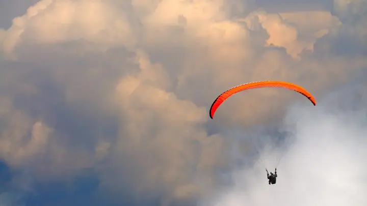 Peut-on sauter seul en parachute ?