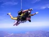 Un saut en parachute en tandem