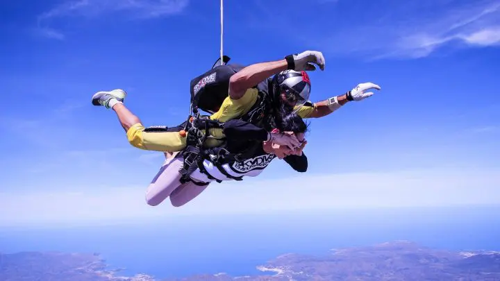 Le saut en tandem : une activité adaptée à tous les âges