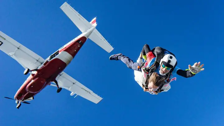 Comment se préparer pour son premier saut en parachute ?