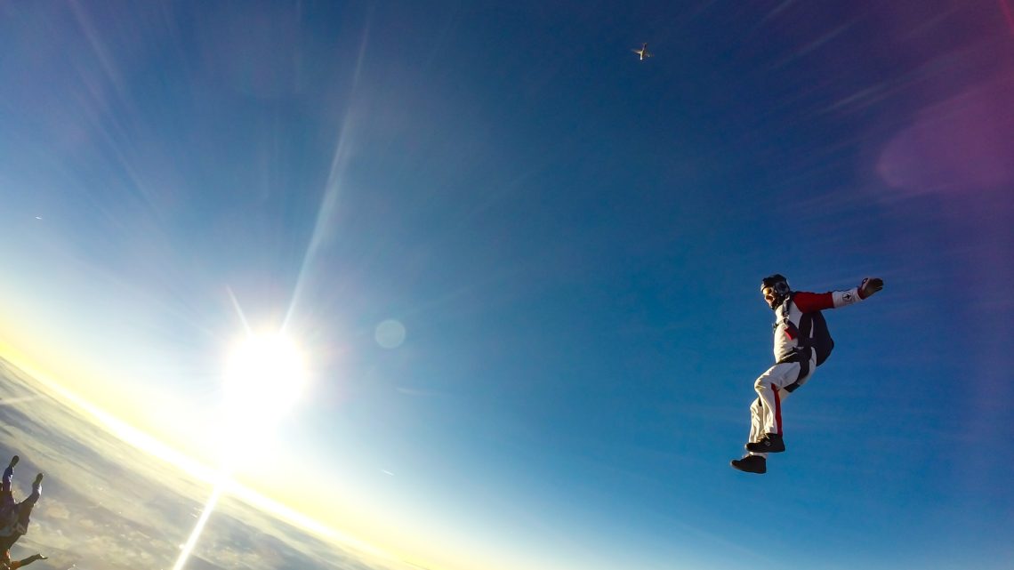Parachutisme freestyle : un sport extrême et artistique