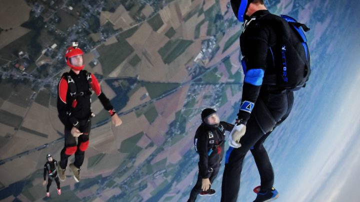Les bienfaits du parachutisme en groupe : une expérience à vivre !