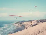 Comment différencier le deltaplane du parapente : tout ce qu&rsquo;il faut savoir sur ces deux sports aériens