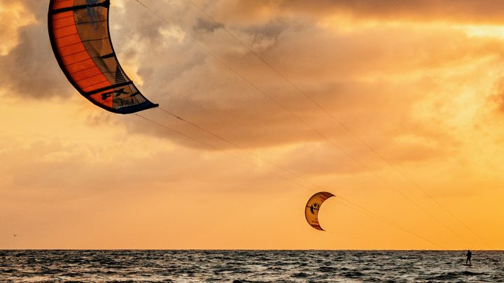 Le kitesurf s’envole au Languedoc-Roussillon : un sport et une filière économique