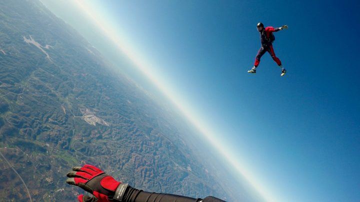 Parachutisme dans les Alpes : sensations fortes et panoramas à couper le souffle