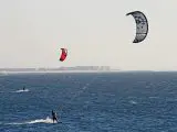 Faire du kitesurf à Santorin