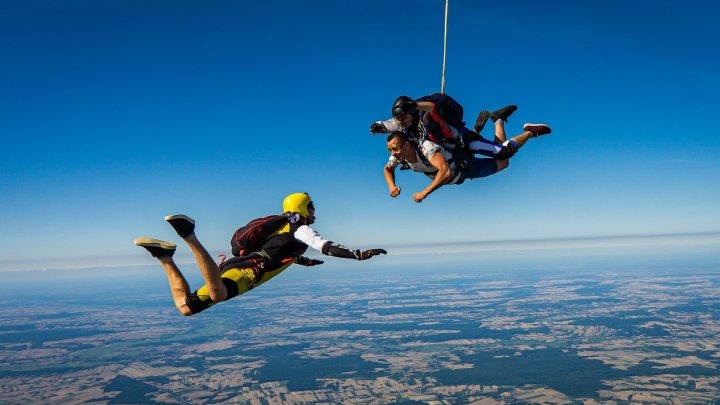 Une expérience inoubliable en Corse lors d’un saut en parachute en tandem à Ghisonaccia