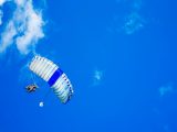 Saut en parachute près de Dieppe, cette mamie réalise enfin son rêve