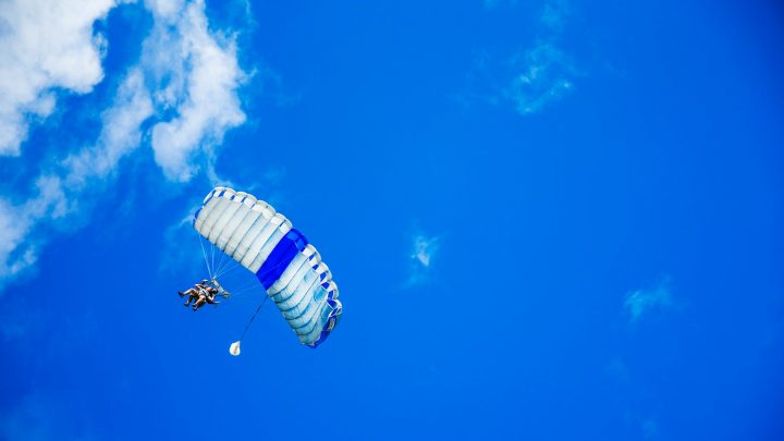 Saut en parachute près de Dieppe, cette mamie réalise enfin son rêve