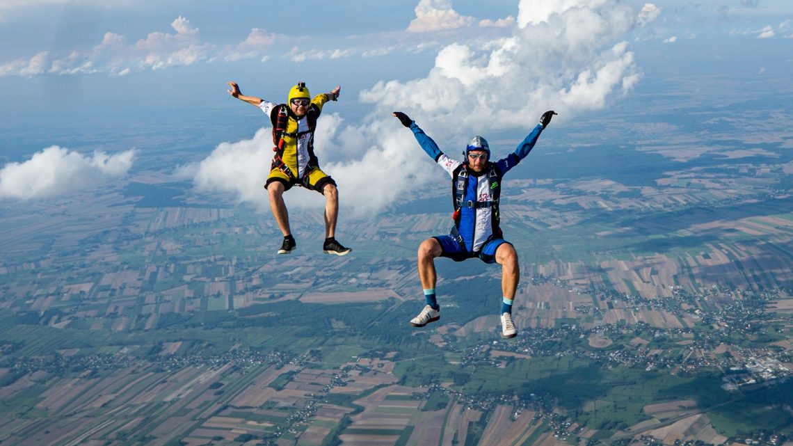 Plonger dans l’azur : l’expérience inoubliable du parachutisme en Principauté