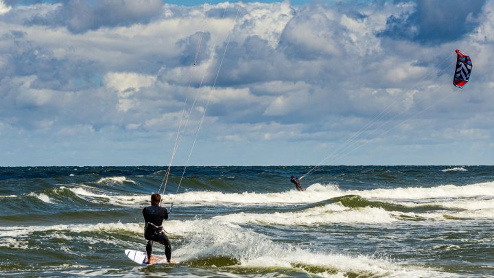 Kitesurf : Idées reçues et accessibilité d’un sport spectaculaire