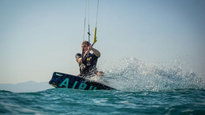 Kitesurf ou wingfoil : quelle discipline est faite pour vous ?