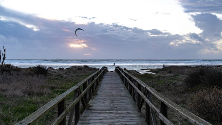 Kitesurf en eau froide : équipement et spots hivernaux