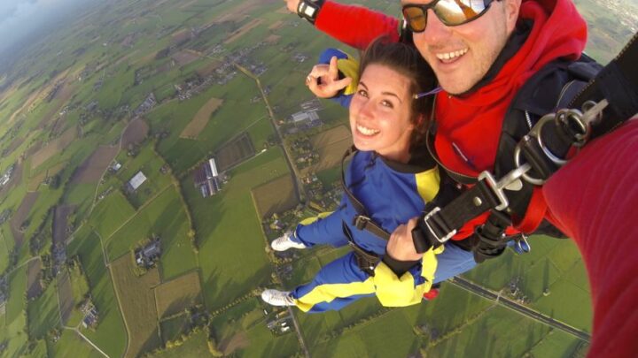 Parachutisme tandem seniors : guide complet 60 ans et +