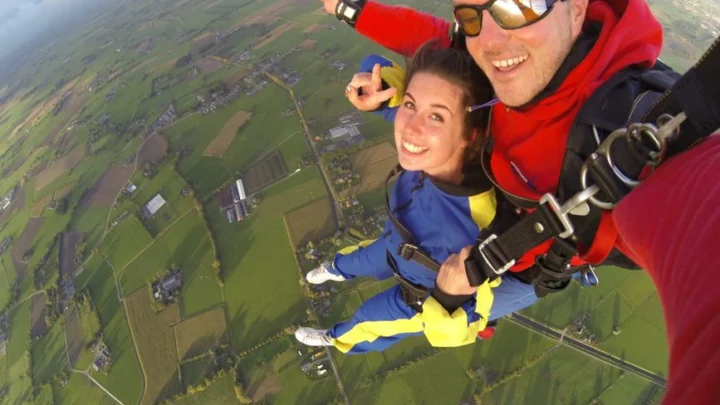 Parachutisme tandem seniors : guide complet 60 ans et +