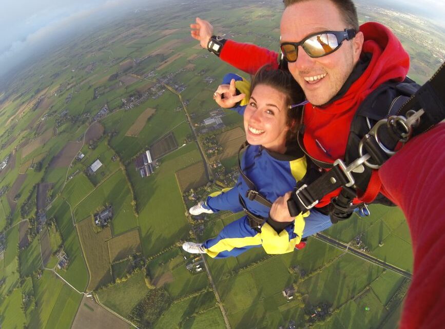 Parachutisme tandem seniors : guide complet 60 ans et +