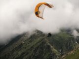 Parapente en été : tenue, hydratation et erreurs à éviter