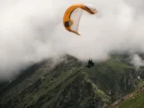 Parapente en été : tenue, hydratation et erreurs à éviter