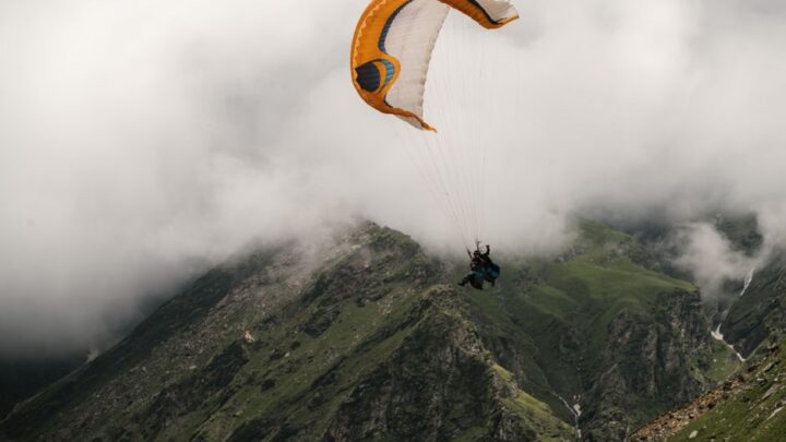Parapente en été : tenue, hydratation et erreurs à éviter