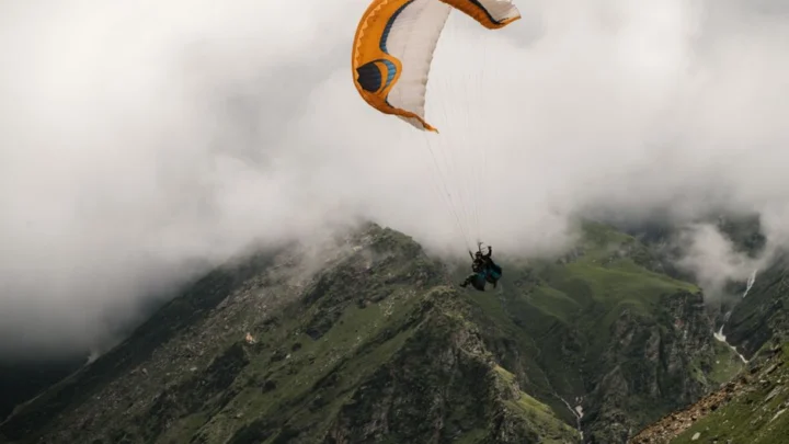 Parapente en été : tenue, hydratation et erreurs à éviter