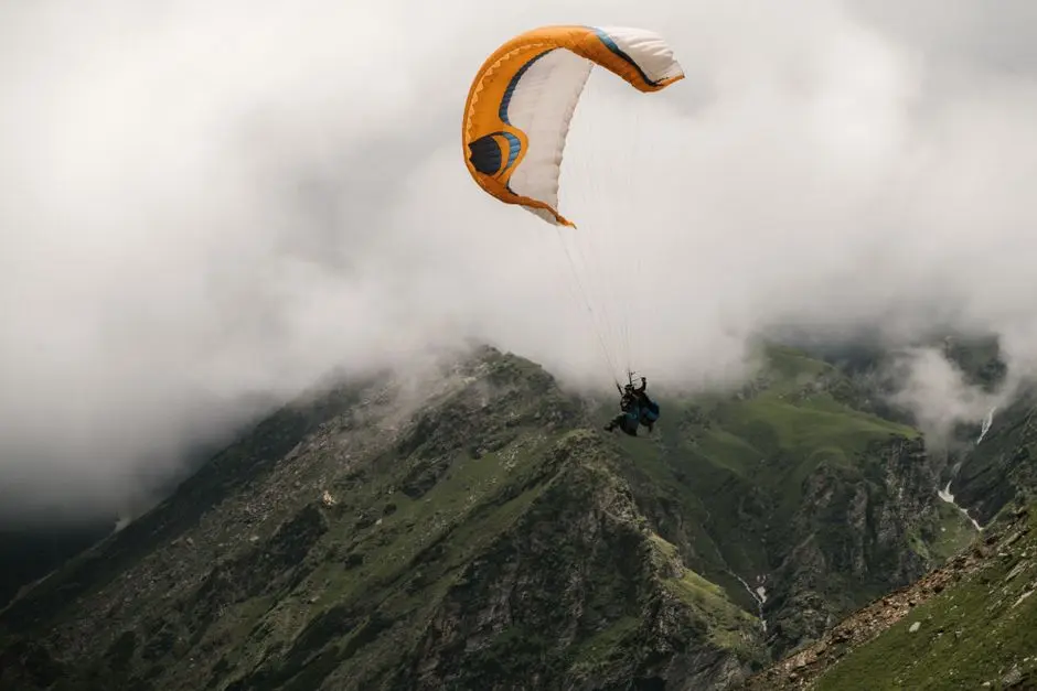 Parapente en été : tenue, hydratation et erreurs à éviter