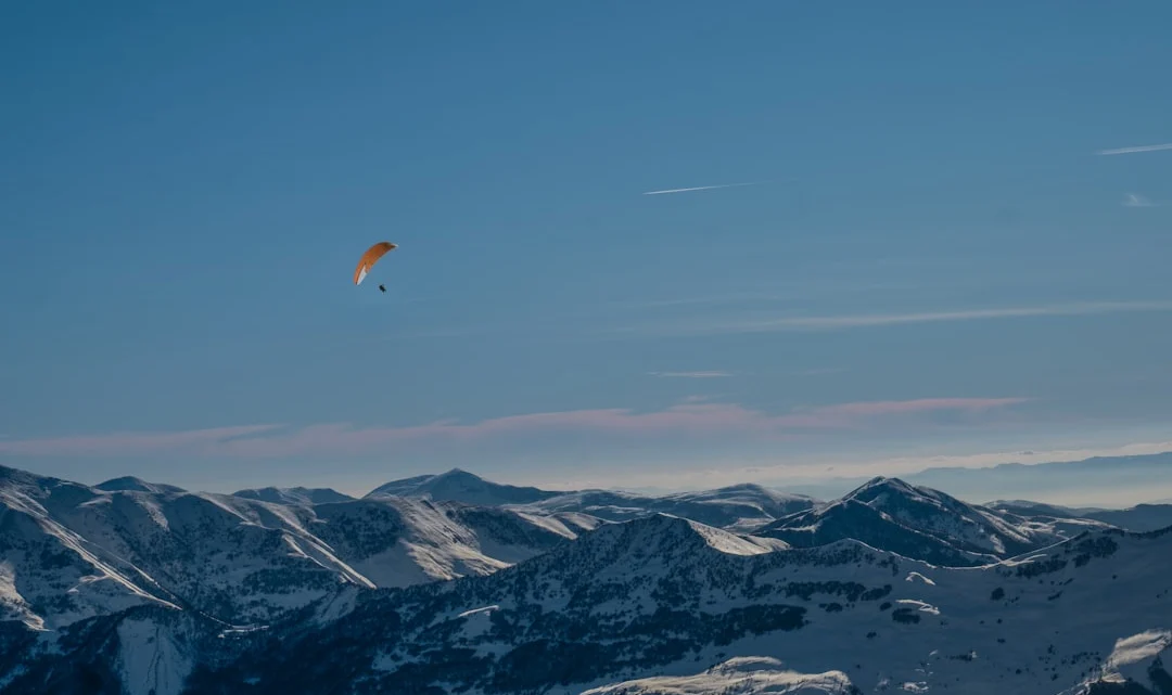 Parapente en hiver : tenue thermique et gestion humidité